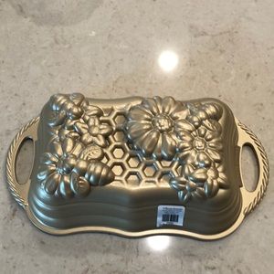 Nordic ware William Sonoma Honeycomb Bee Loaf Bread pan